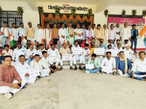 Bhadohi District Congress Committee demonstrating at Gyanpur DM office against school shutdown